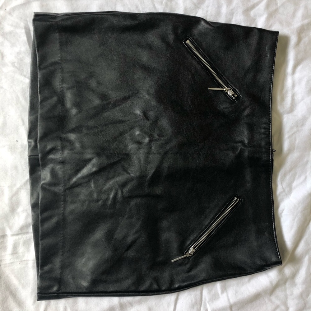 H&M faux leather mini skirt - Picture 2 of 2